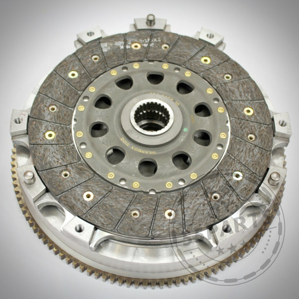 Nahaufnahme der 55Parts Exclusive Zweischeibenkupplung inkl. EMS aus robustem C45 Stahl passend für BMW-Modelle wie (M)135i, M235i, 335i(x), 1er M, – Kupplungsscheibe und Schwungradbaugruppe auf weißem Hintergrund dargestellt.