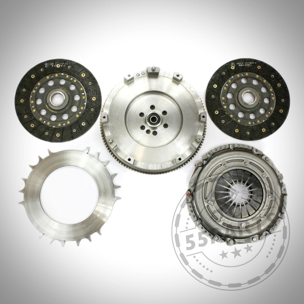 Fünf exklusive Kupplungs- und Schwungradkomponenten, darunter eine Zweischeibenkupplung inkl. EMS passend für BMW (M)135i, M235i, 335i(x), 1er M, gefertigt aus langlebigem C45-Stahl und für Spitzenleistung auf weißem Hintergrund angeordnet.