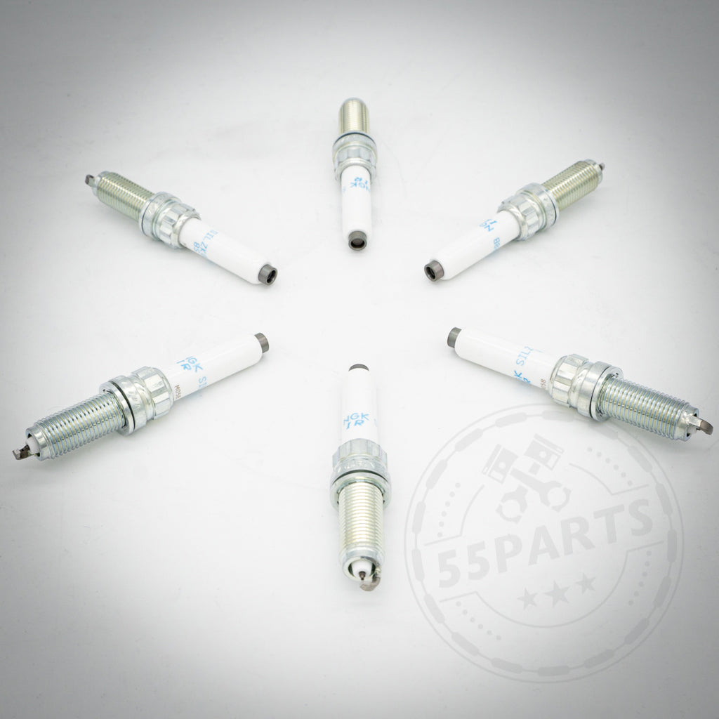 Sechs NGK 94201 Zündkerzen von NGK, kreisförmig angeordnet auf weißem Hintergrund mit dezentem 55Parts Logo. Passend passend für BMW M120-40i(x), M220-40i(x), 320-40i(x), 420-40i(x) und A90 Supra B58, B48 Motoren.