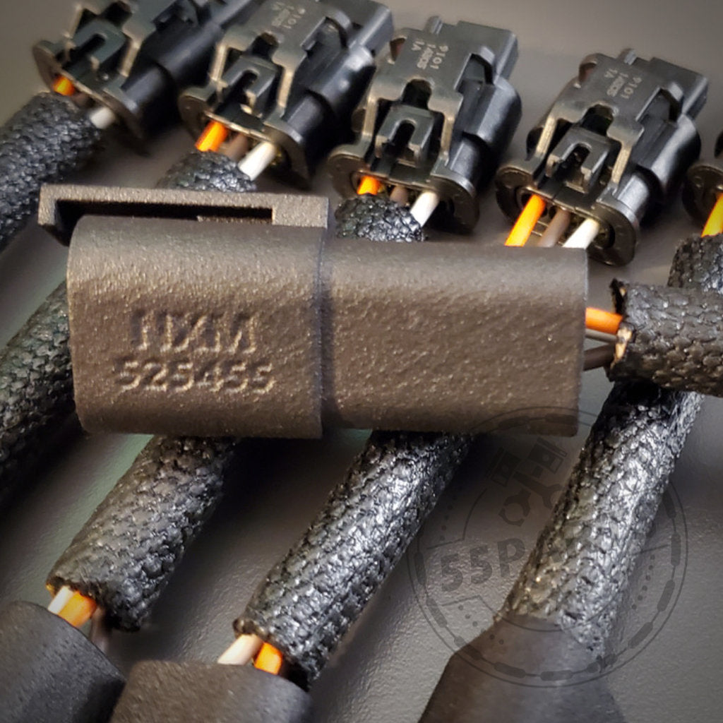 Nahaufnahme des 55Parts-Exklusivprodukts: NexSys B58 Zündspulen-Upgrade-Kit-Kabelbaums mit schwarzen Steckern und geflochtenen Ummantelungen passend für BMW 135i, 335i, 535i, Z4 (N54). Ideal für Nexsys Motorsport-Tuning-Installationen.