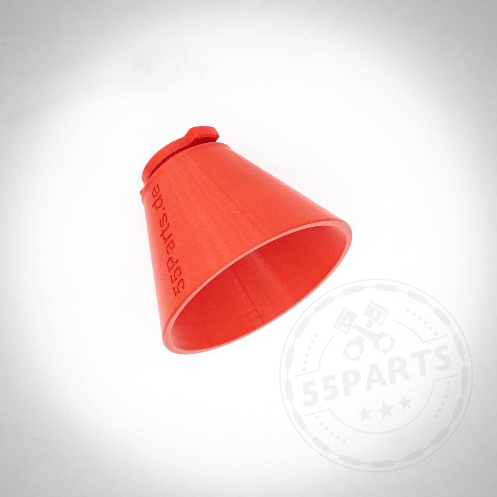Der 55Parts Special 3D-gedruckte Öleinfülltrichter für alle BMW-Modelle ist in rotem Kunststoff, kegelförmig, mit dem Text „55Parts.de“ und einem dezenten 55Parts-Logo auf weißem Hintergrund abgebildet.