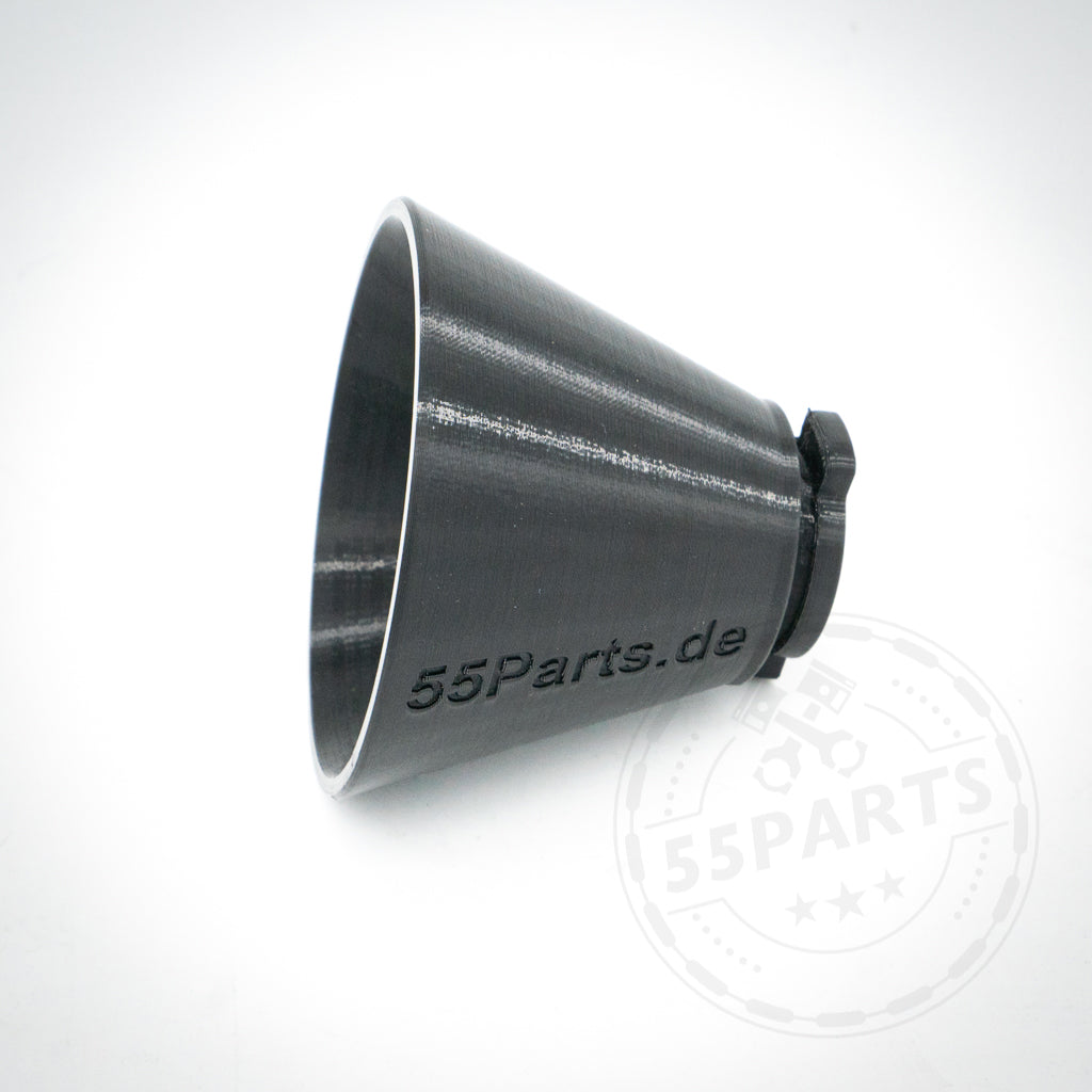 Der 55Parts Special 3D Druck Öleinfülltrichter, passend für alle BMW Modelle, ist ein schwarzes konisches Bauteil mit „55Parts.de“ Gravur und liegt auf weißem Hintergrund.