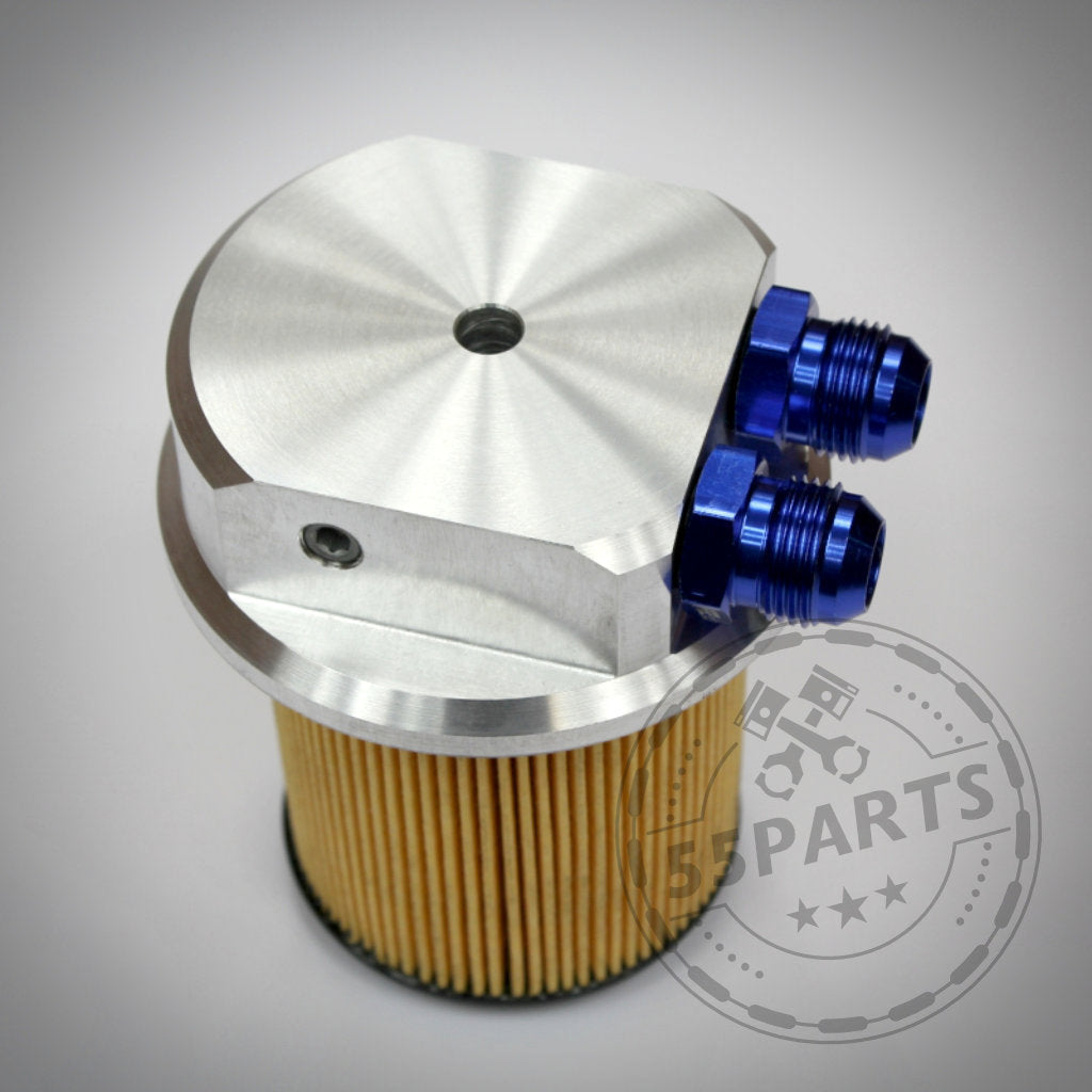 Adapterkappe externer Ölkühler- AN10 + 1/8" NPT passend für BMW M50, M52, mit Metalltopf, zwei blauen Schlauchanschlüssen und CNC-gefräster Adapterkappe. 55Parts Logo in der Ecke.