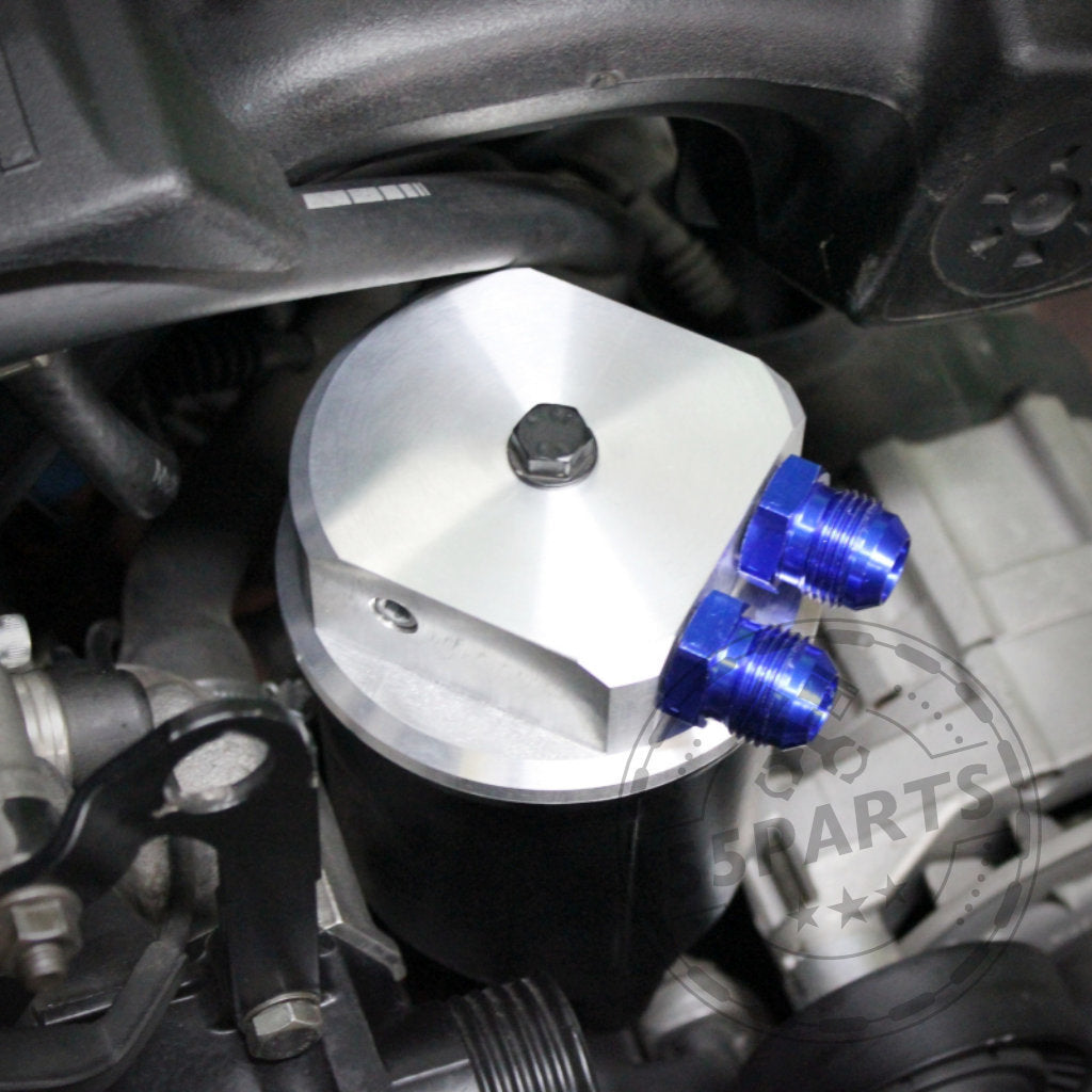 Nahaufnahme einer 55Parts Adapterkappe externer Ölkühler- AN10 + 1,8" NPT, installiert im Motorraum eines BMW M50/M52 – die perfekte Lösung für externen Ölkühler.