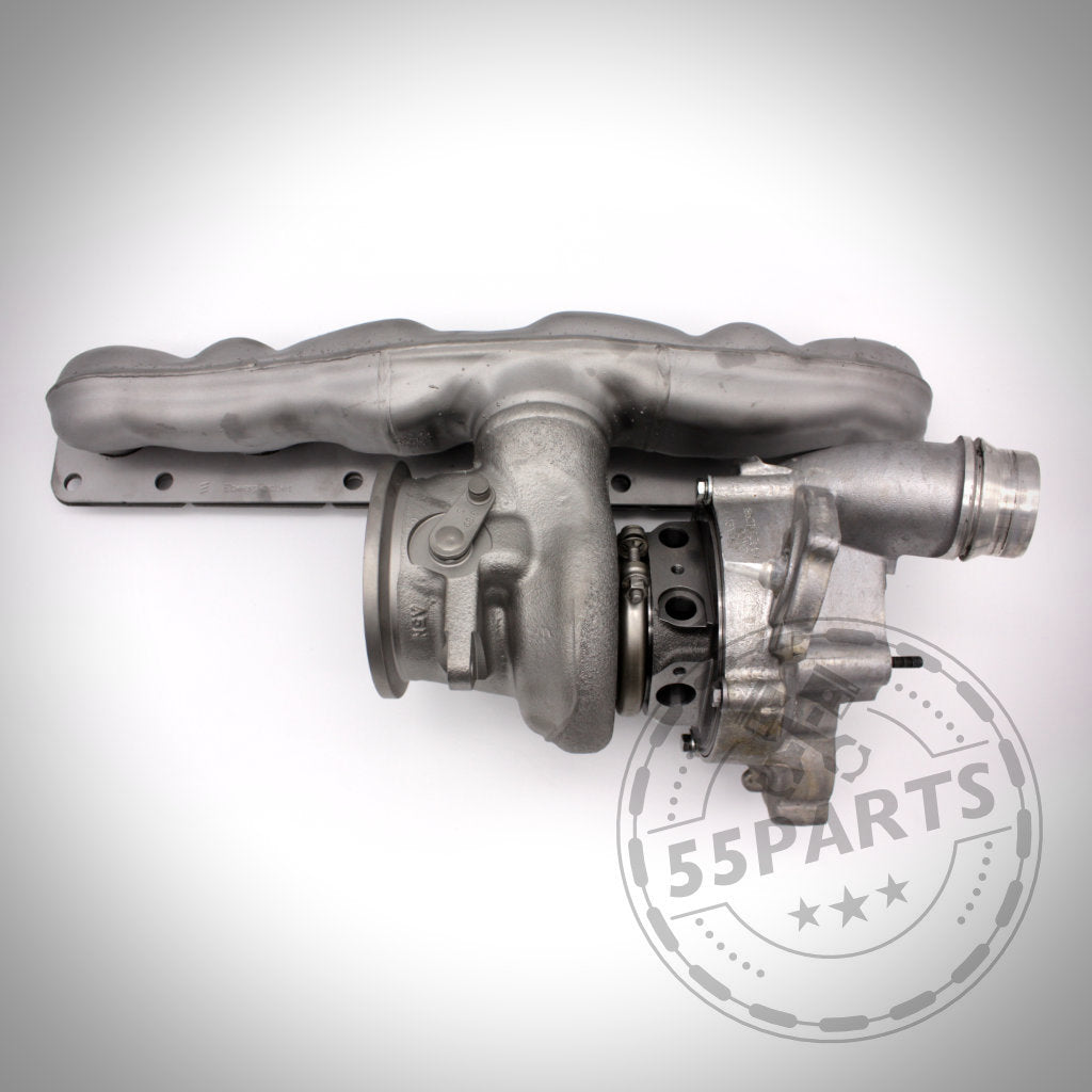 Der Pure Turbos Pure Stage 2 Upgrade-Turbolader, passend für BMW (M)135i, M235i, 335i(x), 435i(x) N55, wird als metallische Turbolader- und Abgaskrümmerbaugruppe auf schlichtem, hellem Hintergrund dargestellt.