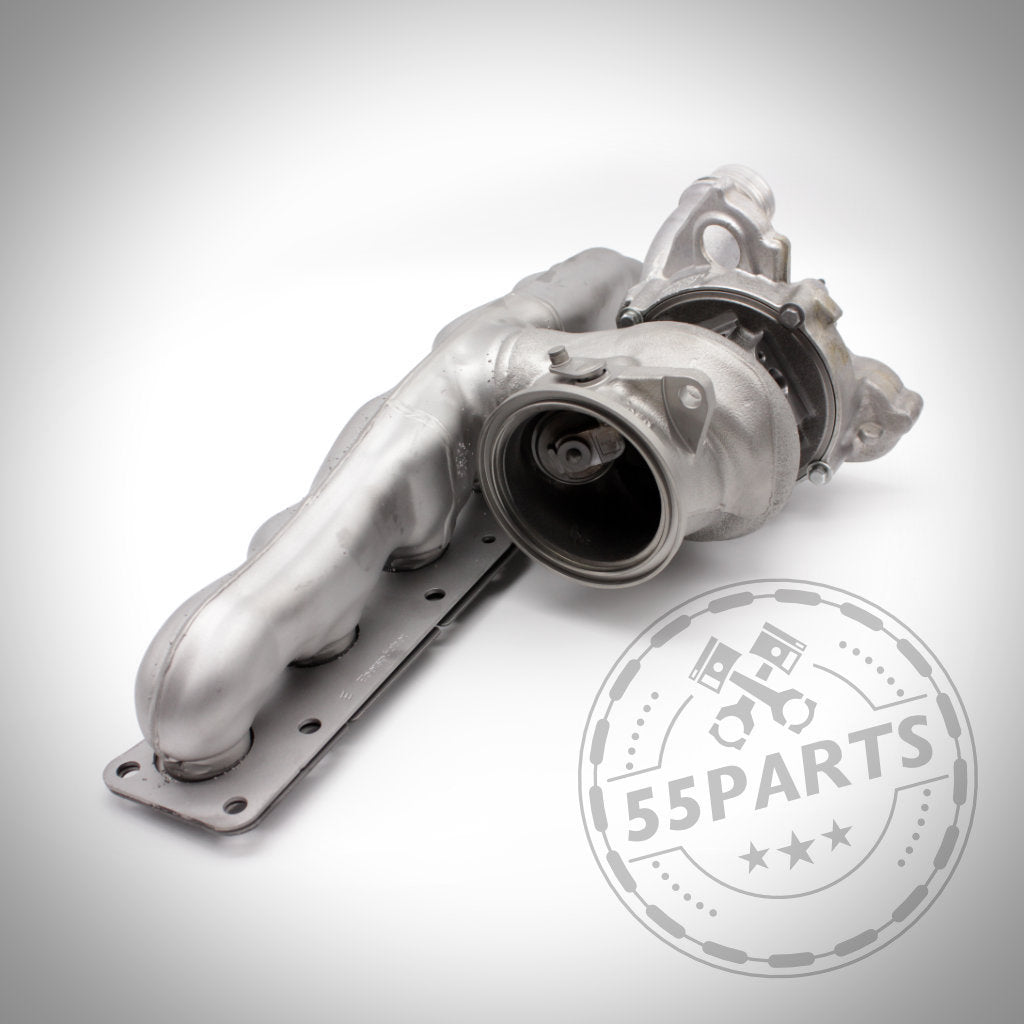 Silberner Pure Stage 2 Upgrade-Turbolader und Abgaskrümmer passend für BMW (M)135i, M235i, 335i(x), 435i(x) N55 von Pure Turbos, mit einem 55Parts-Logo-Wasserzeichen in der unteren rechten Ecke.