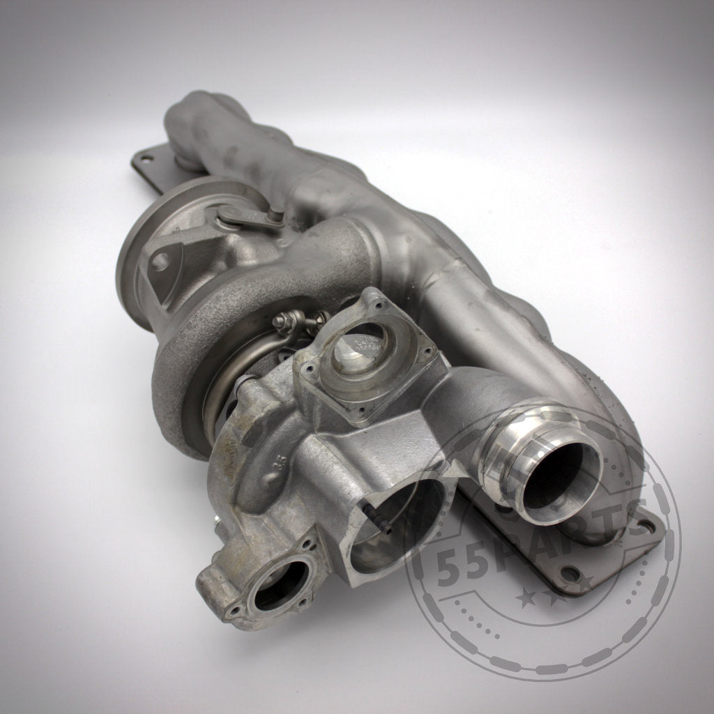 Pure Stage 2 Upgrade Turbolader von Pure Turbos passend für BMW (M)135i, M235i, 335i(x), 435i(x) N55 Abgaskrümmer, auf grauem Hintergrund inklusive fotografiert. Perfekte Passform für diese BMW-Modelle.