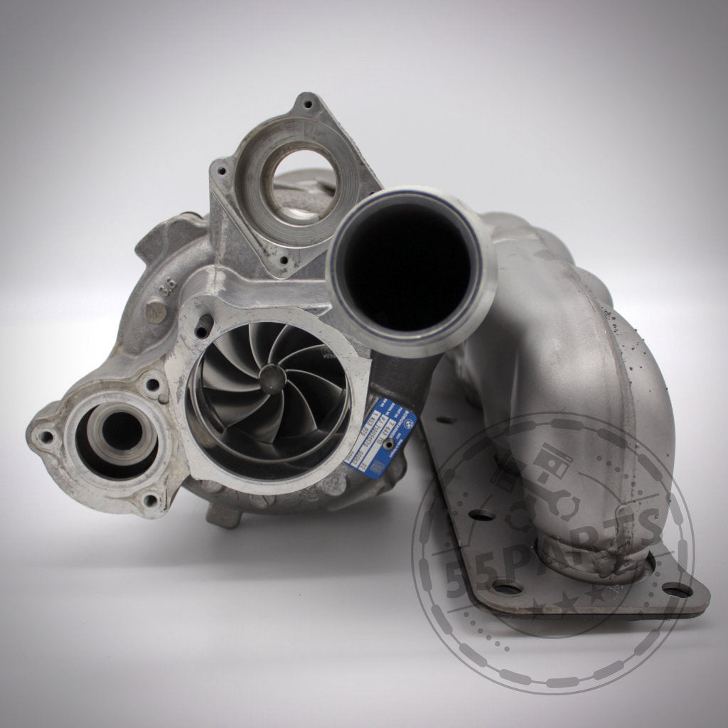 Eine Nahaufnahme des Pure Stage 2 Upgrade-Turboladers von Pure Turbos, die seine Turbine und sein Abgasgehäuse zeigt, kompatibel mit den Modellen BMW (M)135i, M235i, 335i(x) und 435i(x) N55.