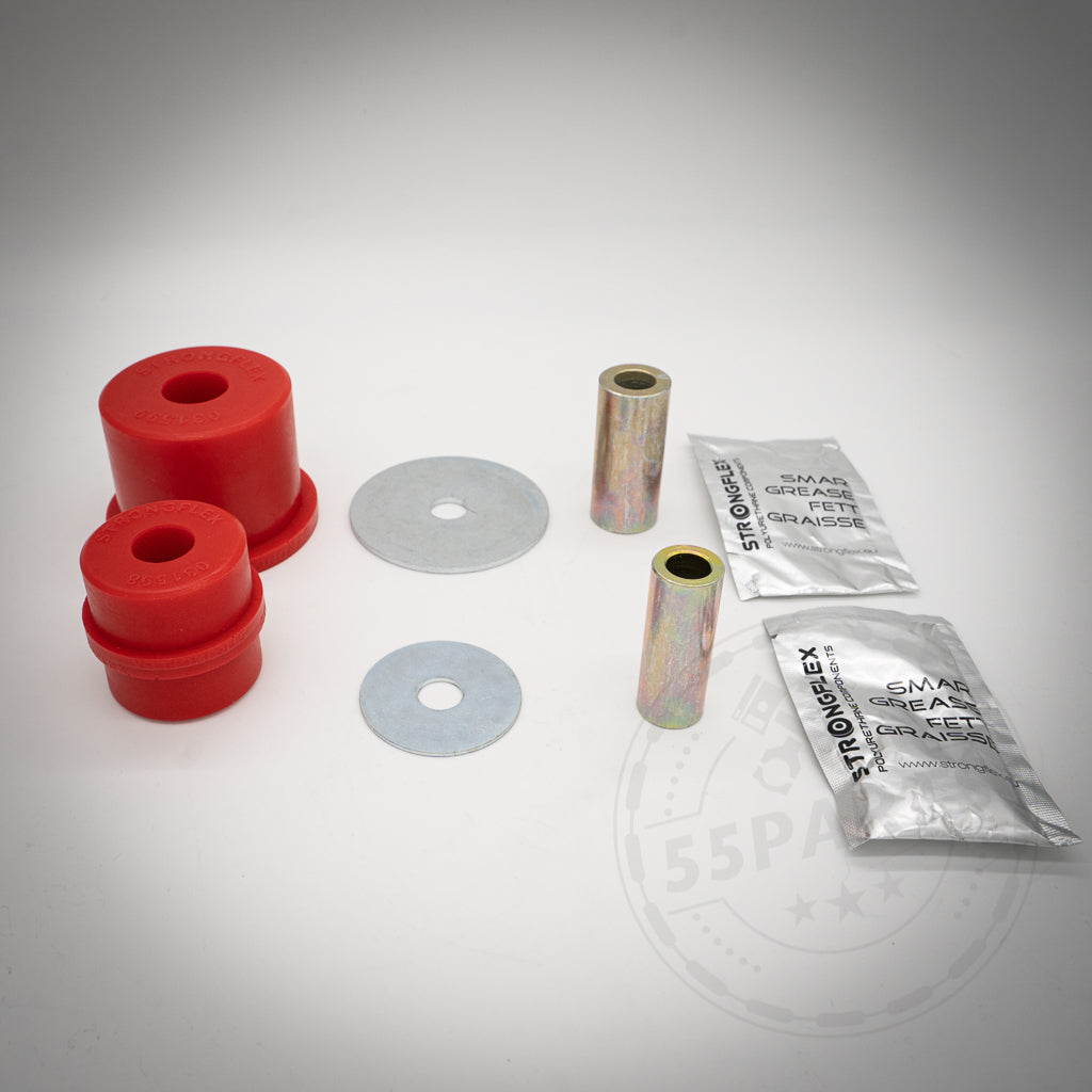 Rote PU-Polyurethanbuchsen, zwei Metallscheiben, zwei Hülsen und zwei Fettpakete aus dem Differentiallager-Diff-Aufhängungssatz passend für BMW 1er E8x und 3er E9x sind auf einem weißen Hintergrund angeordnet.