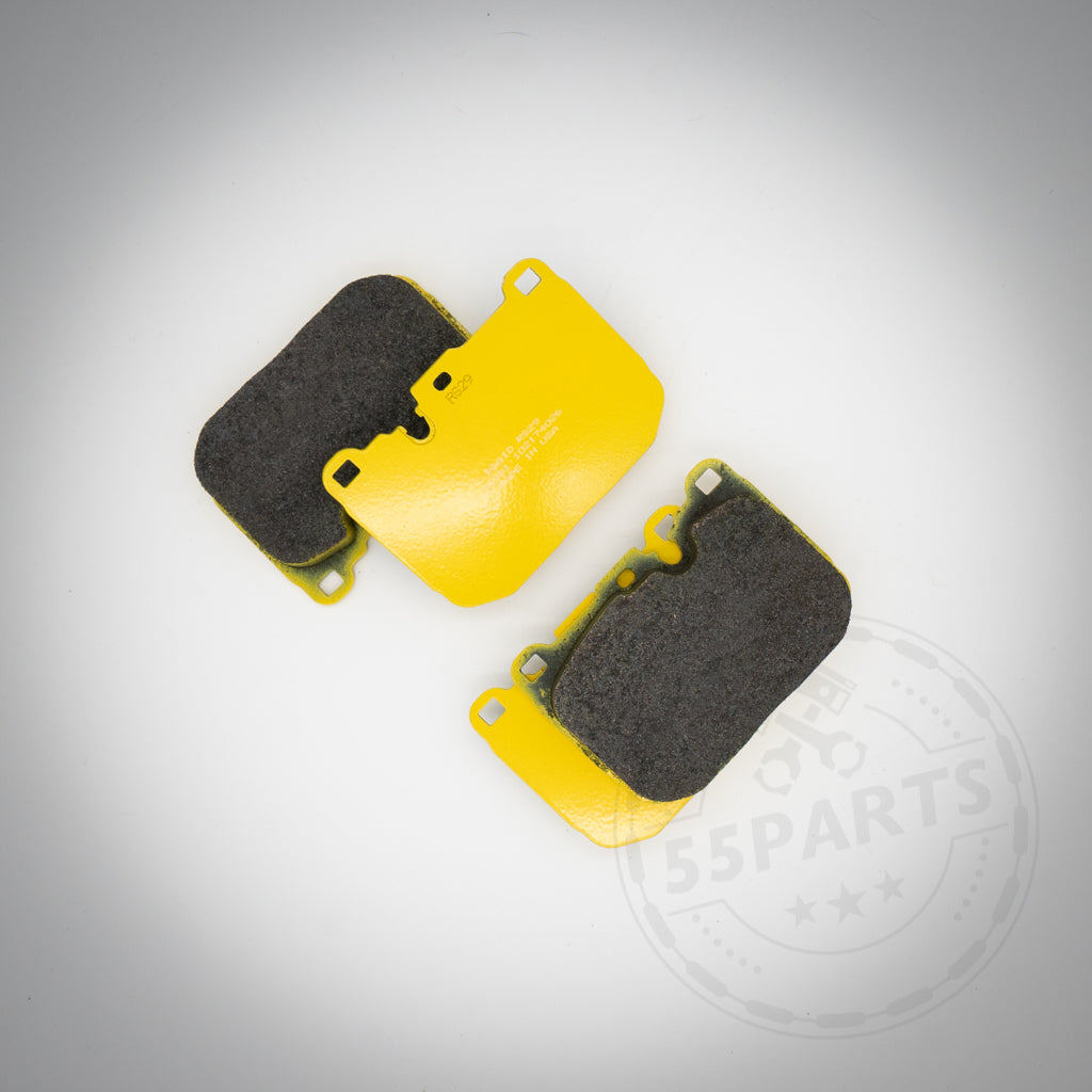 Zwei gelb hinterlegte Pagid Bremsbeläge für 4-Kolben Anlage (ohne Keramik), passend für BMW M135i/40i, M235i/40i, 335i/40i, 435i/40i, M2, M3 und M4 (F-Serie), mit schwarzen Reibflächen auf hellem Hintergrund.