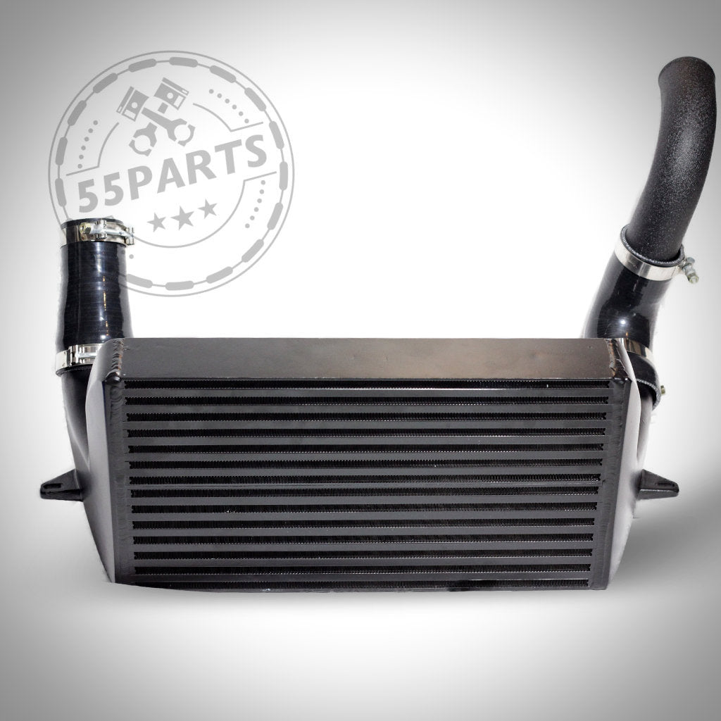 Das 55Parts Special: 7,5" Race Ladeluftkühler passend für BMW 135i, 1er M Coupé, 335(x)i N54/N55 E-Serie ist mit Schläuchen auf weißem Hintergrund und dem 55Parts Logo abgebildet. Inklusive Teilegutachten zur Absicherung bei der Fahrzeugkontrolle.