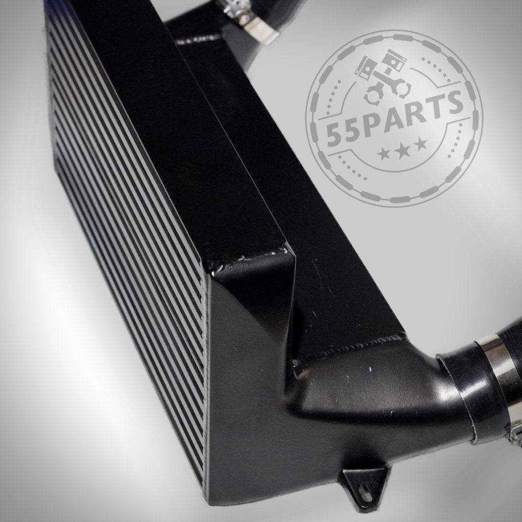 Der 55Parts Special 7,5" Race Ladeluftkühler passend für BMW 135i, 1er M Coupé und 335(x)i N54/N55 E-Serie wird schräg mit angeschlossenen Rohren und einem dezenten 55Parts-Logo-Wasserzeichen im Hintergrund gezeigt.