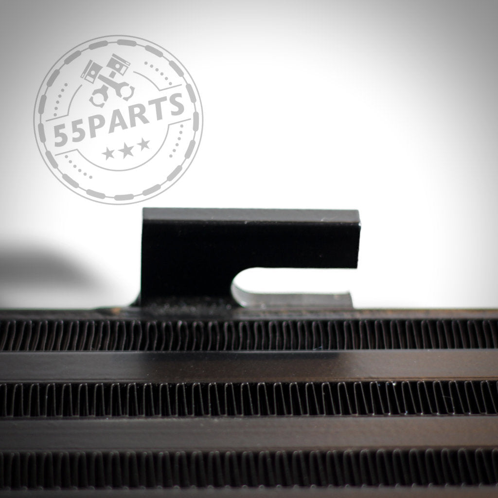Nahaufnahme eines schwarzen Metallteils mit Lamellen und Haken aus dem 55Parts-Special: 7,5-Zoll-Renn-Ladeluftkühler passend für BMW 135i, 1er M Coupé, 335(x)i N54/N55 E-Serie, mit dem 55Parts-Logo-Wasserzeichen im Hintergrund.