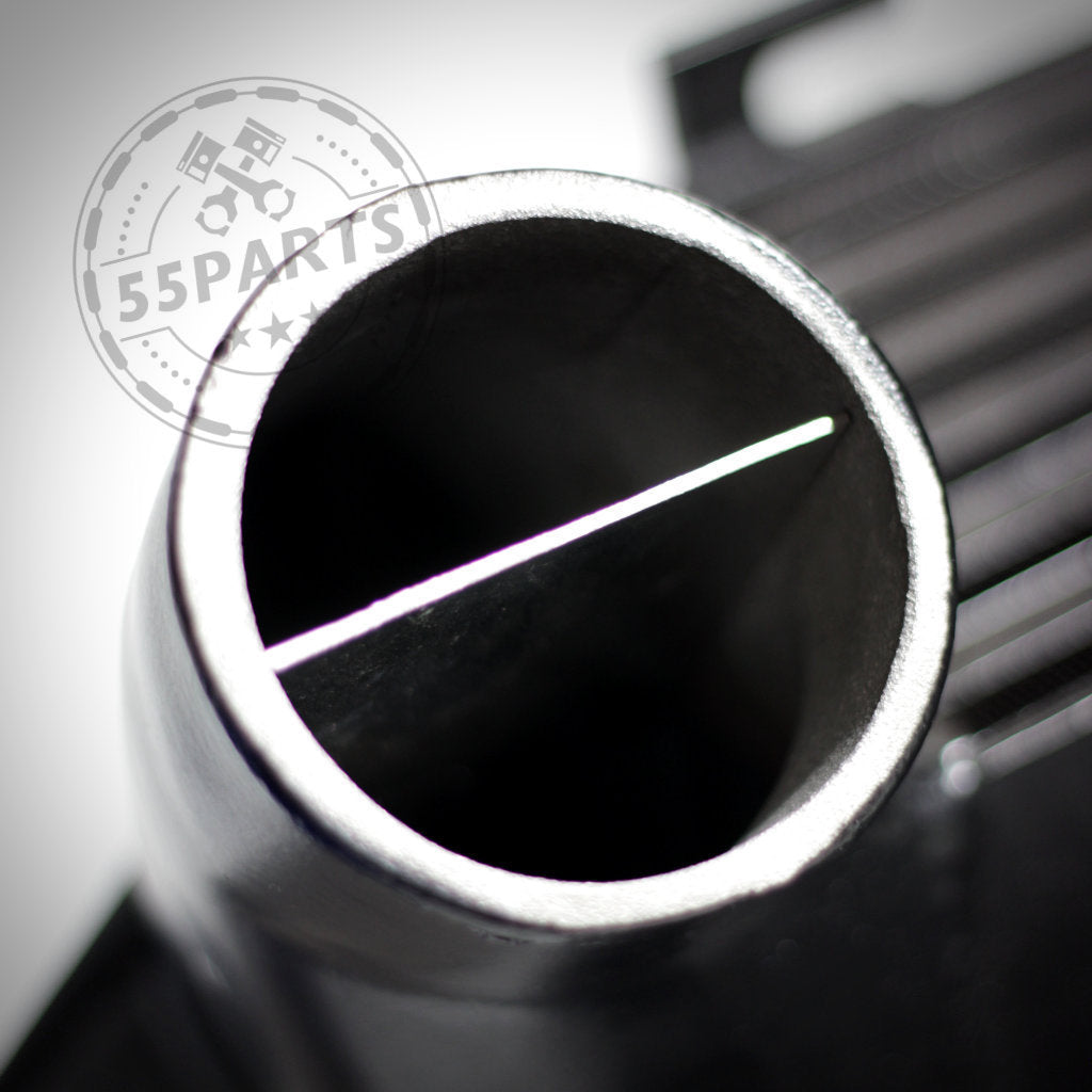 Nahaufnahme des 55Parts-Specials: 7,5-Zoll-Renn-Ladeluftkühler passend für BMW 135i, 1er M Coupé und 335(x)i N54/N55 E-Serie, mit Teilegutachtendetails und dem im Hintergrund sichtbaren 55Parts-Logo.