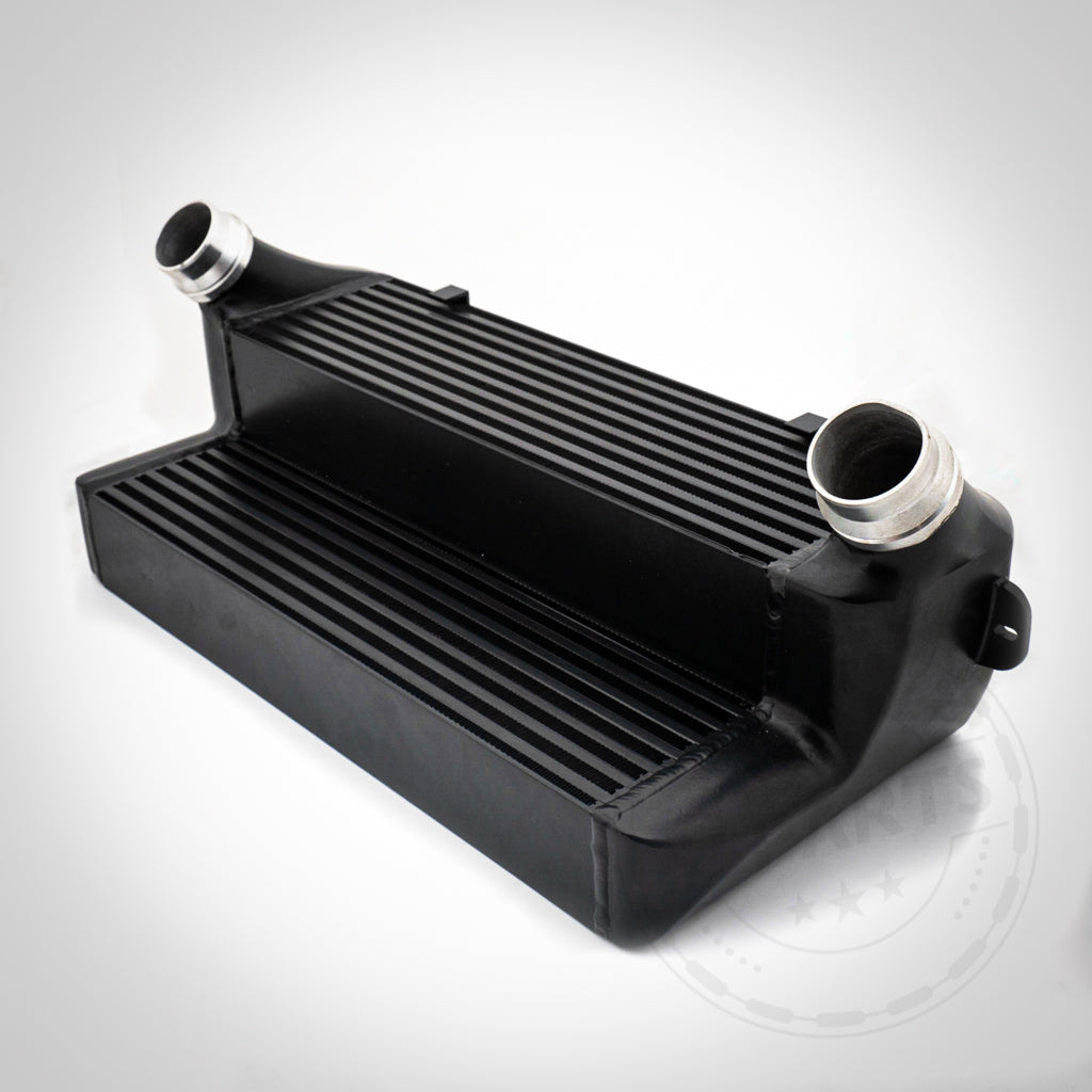 Der 55Parts 7" Race Ladeluftkühler passend für BMW F2x, F3x, F87, M135i, M235i, 335i, 435i und M2 N55 verfügt über ein schwarzes Finish mit silbernen Rohren und ist perfekt für Full Bolt On-Setups. Inklusive Teilegutachten.