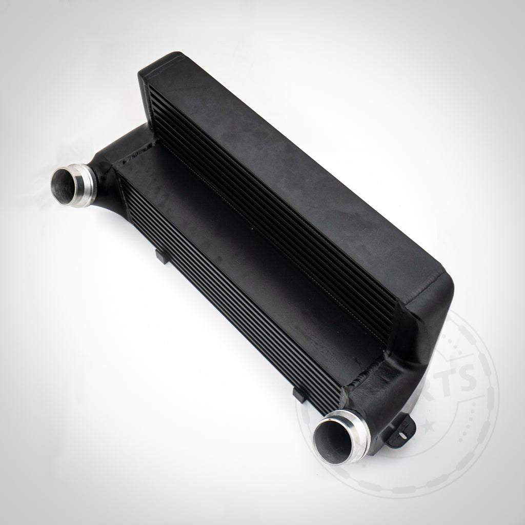 Der 55Parts 7" Race Ladeluftkühler, passend für BMW F2x, F3x, F87 (M135i, M235i, 335i, 435i, M2 N55 F-Serie) inklusive Teilegutachten, verfügt über ein schwarzes Finish mit zwei silbernen Einlass-/Auslassrohren für Full Bolt On-Anwendungen.