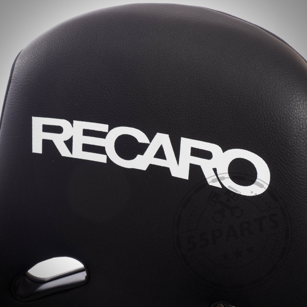 Nahaufnahme des Recaro Pole Position Schalensitzes (ABE) in schwarzem Leder mit weißem RECARO-Logo auf der Kopfstütze, das seinen Premiumkomfort unterstreicht.