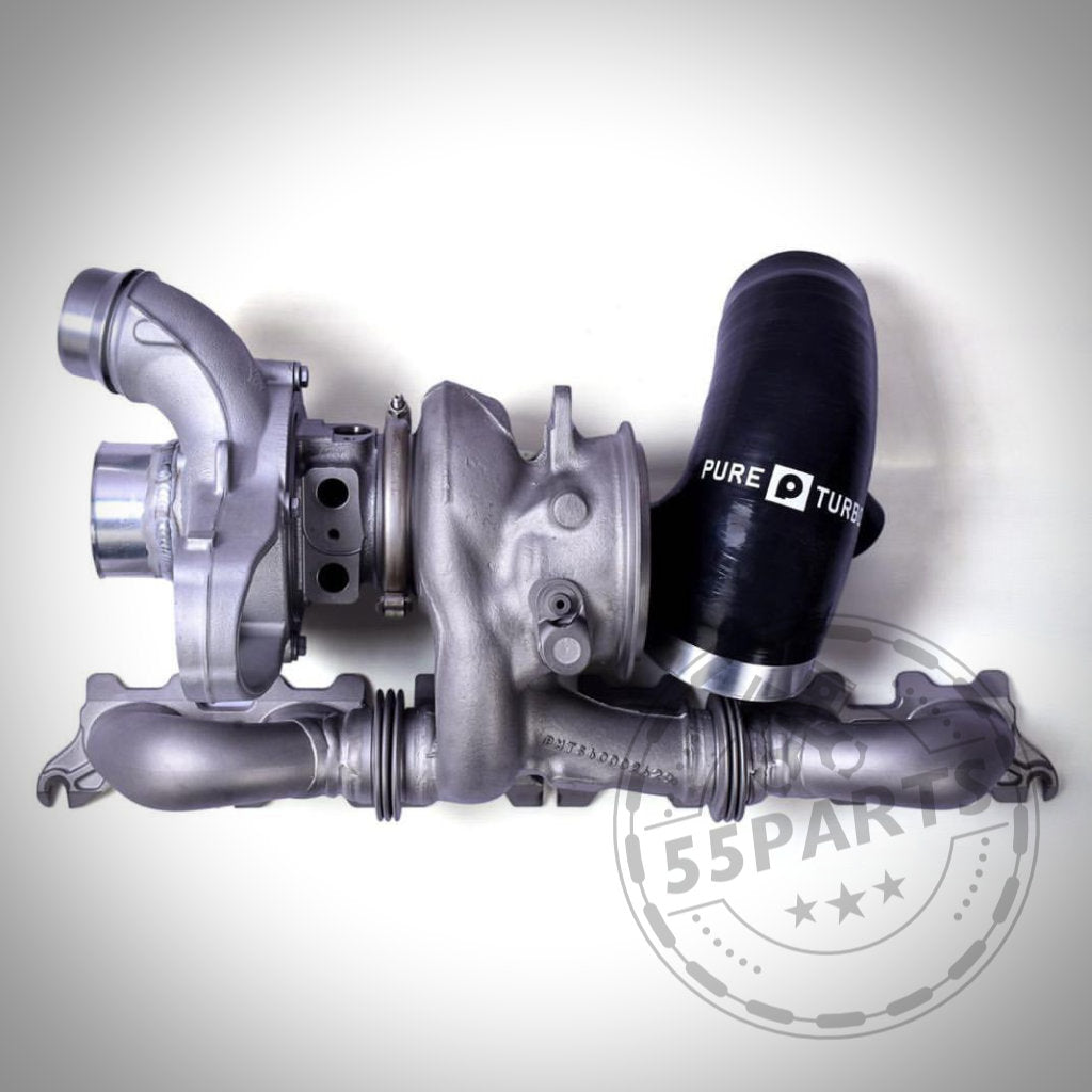 Pure Turbos Pure800 Upgrade-Turbolader passend für BMW M140i(x), M240i(x), 340i(x), 440i(x) & A90 Supra B58/B58TÜ, abgebildet mit schwarzem Ansaugrohr auf weißem Hintergrund – ein Turbo-Upgrade der Extraklasse.