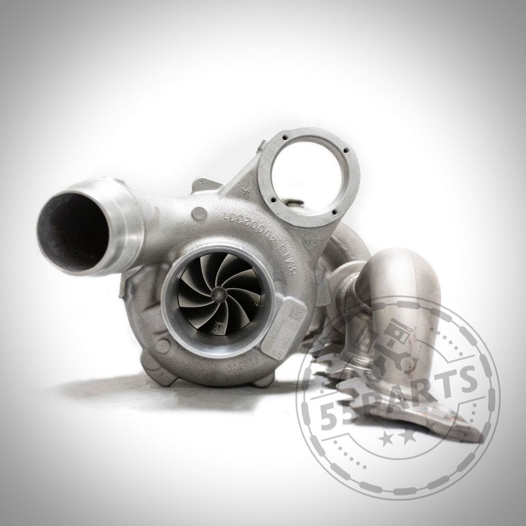 Ein Pure Turbos Pure800 Upgrade-Turbolader passend für BMW M140i(x), M240i(x), 340i(x), 440i(x) und A90 Supra B58/B58TÜ, abgebildet in Silber mit sichtbaren Turbinenschaufeln und Rohren auf weißem Hintergrund und dem 53 Parts-Logo.