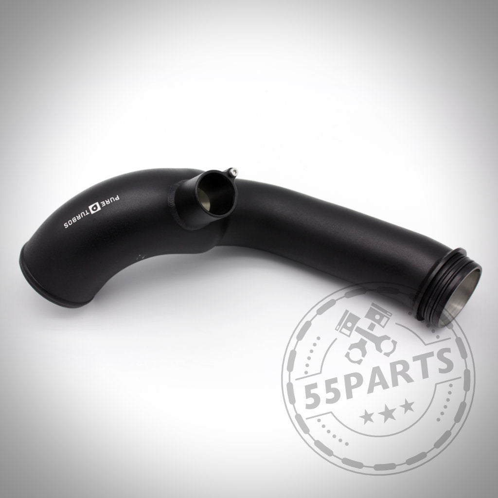 Die Pure Turbos Pure Stage 2 High Flow Inlet Ansaugung passend für BMW M135i, M235i, M2, 335i(x) N55 F-Serie ist ein schwarzes, gebogenes Rohr mit einem Pure Turbos-Logo auf weißem Hintergrund mit einem 55Parts-Wasserzeichen.