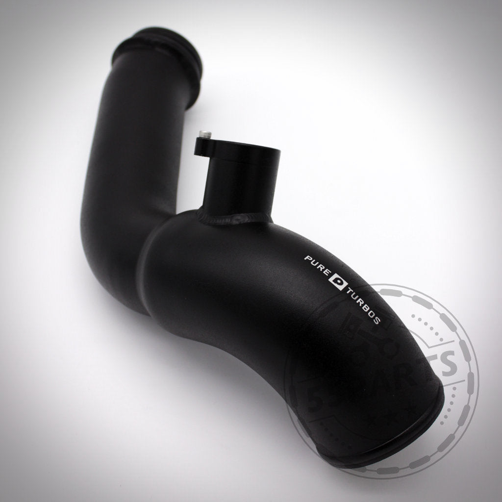 Pure Turbos Pure Stage 2 High Flow Inlet Ansaugung passend für BMW M135i, M235i, M2, 335i(x) N55 F-Serie, abgebildet mit PURE TURBOS-Logo auf schwarzem Ansaugrohr vor weißem Hintergrund mit schwachem Wasserzeichen.