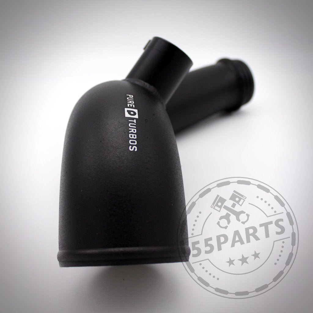 Schwarze Pure Turbos Stage 2 High Flow Inlet Ansaugung passend für BMW M135i, M235i, M2, 335i(x) N55 F-Serie, ideal für Full Bolt On-Setups; dargestellt auf weißem Hintergrund mit 55Parts-Logo-Wasserzeichen.