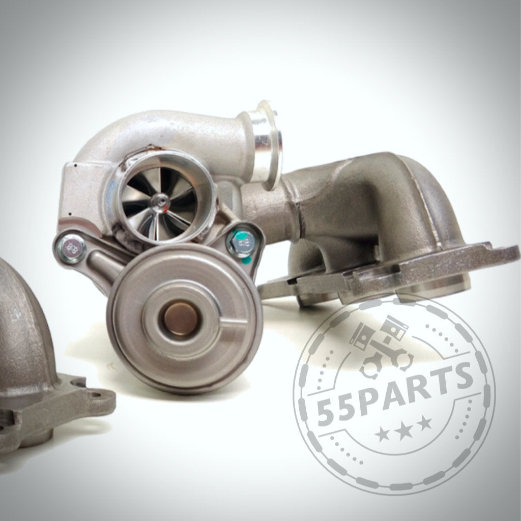 Nahaufnahme eines Pure Stage 2 Casted Turbo passend für BMW 135i, 1er M Coupé und 335i(x) N54 von Pure Turbos, mit einem Pure Lader-Logo-Wasserzeichen in der unteren rechten Ecke.