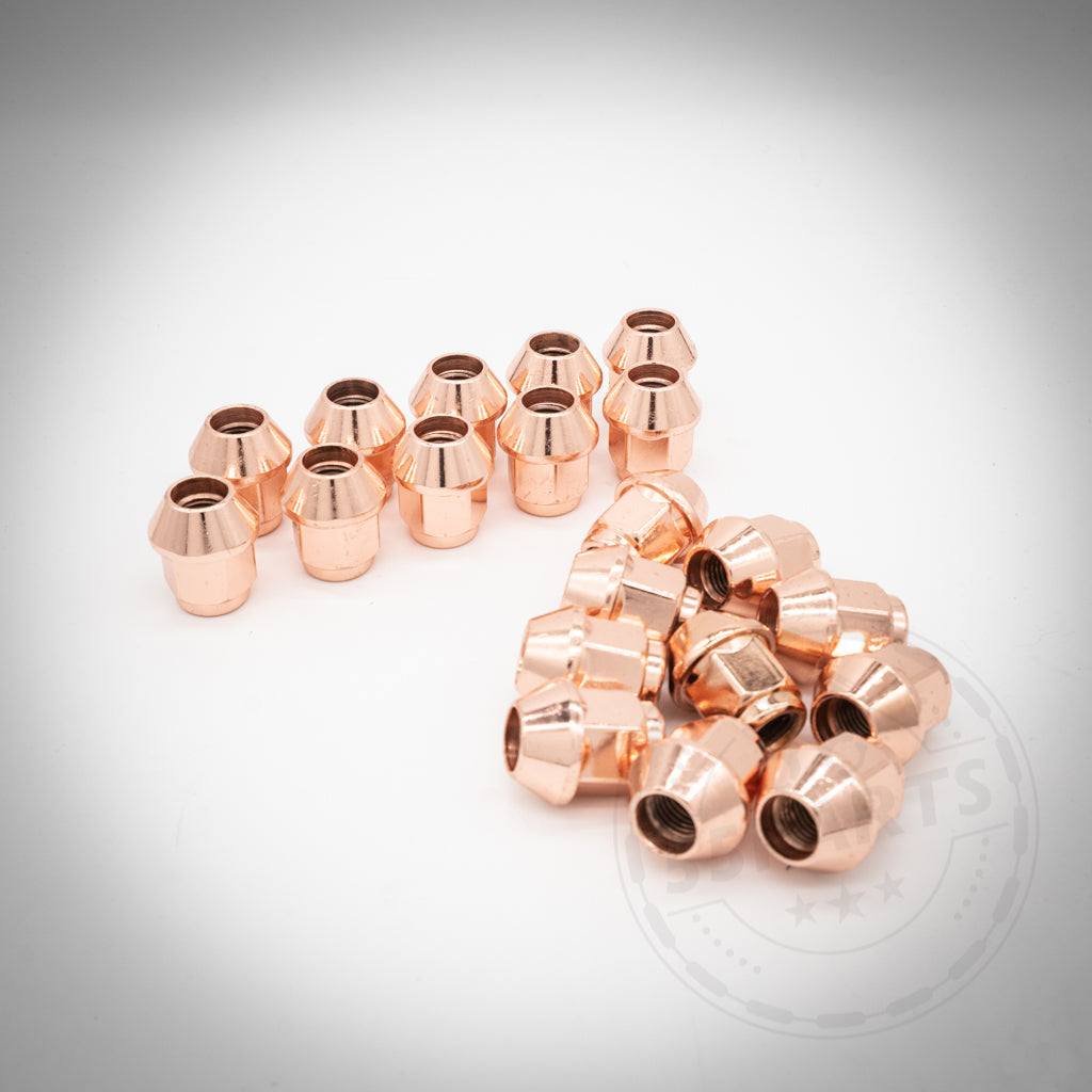 Ein 55Parts-Special-Set: Stehbolzen-Set inkl. Muttern, glänzende Kupfer-Radmuttern in zwei Gruppen auf weißem Hintergrund angeordnet, ideal für Motorsportlook- und Radmontage-Anwendungen.