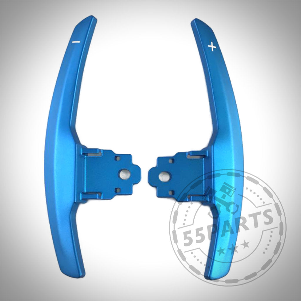 Aluminium/Carbon Schaltwippen Paddles passend für BMW 1/235 & 40i, 3/435 & 40i, M2, M3 & M4 F-/G-Serie mit Plus- und Minuszeichen auf weißem Hintergrund mit 55Parts-Wasserzeichen.