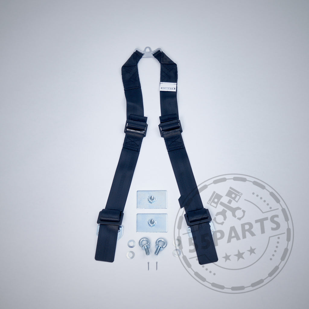 Die SCHROTH 6-Punkt Schrittgurt Erweiterung von Schroth wird mit Metallmontageplatten, Bolzen und Beschlägen auf hellgrauem Hintergrund abgebildet.