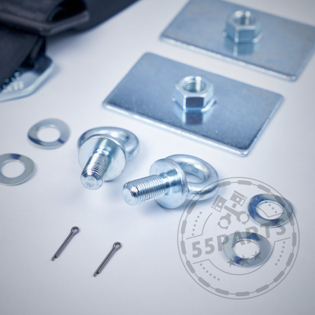 SCHROTH 6-Punkt Schrittgurt Erweiterung von Schroth, mit Metallbolzen, Unterlegscheiben, Splinten und Platten für Renngurte, abgebildet auf einer weißen Fläche mit dem 55Parts-Logo.