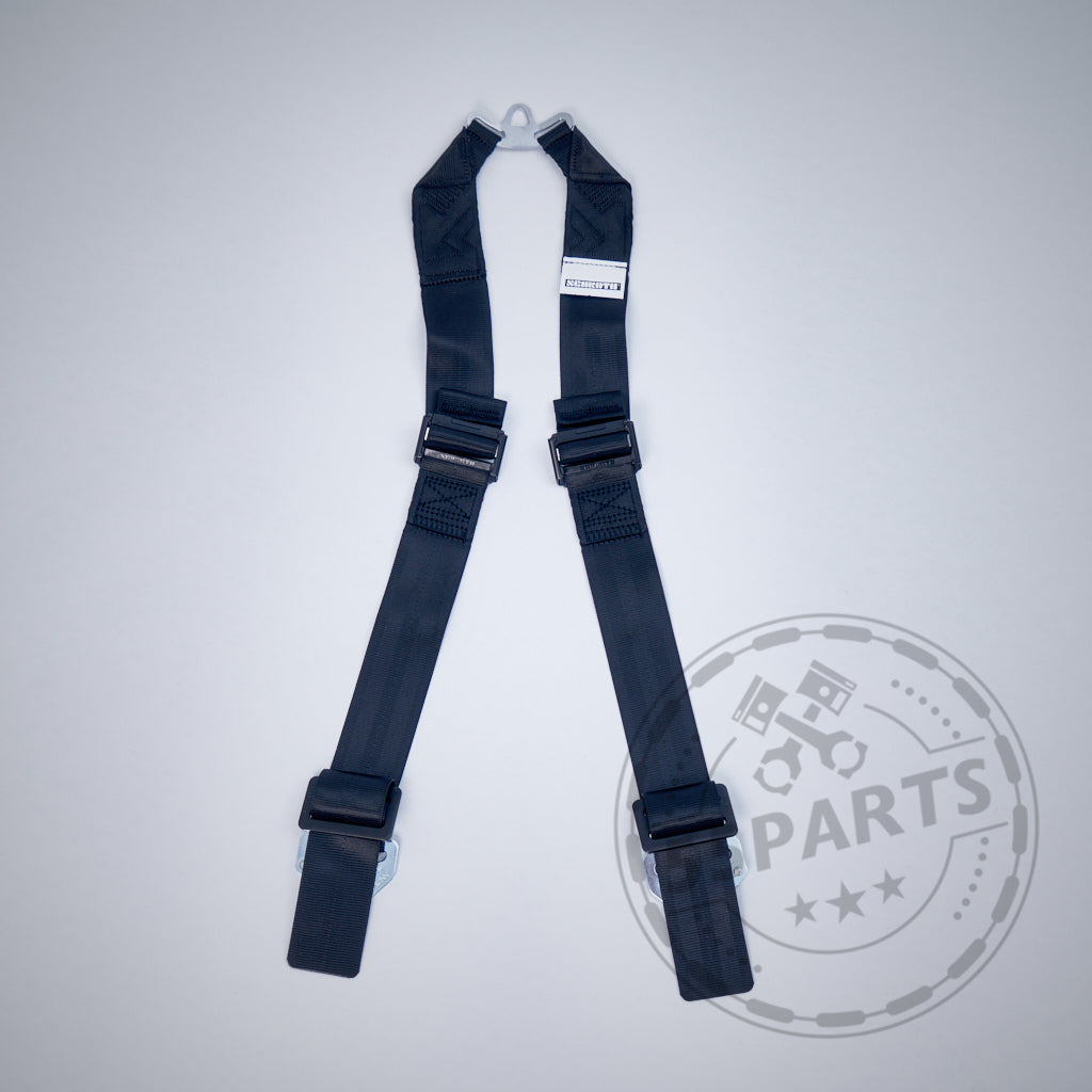 Der Schroth SCHROTH 6-Punkt Schrittgurt Erweiterung, ein schwarzer Renngurt mit verstellbaren Trägern und Metallschnallen, wird flach auf einer hellgrauen Oberfläche gezeigt – ideal für Schalensitze auf der Rennstrecke.