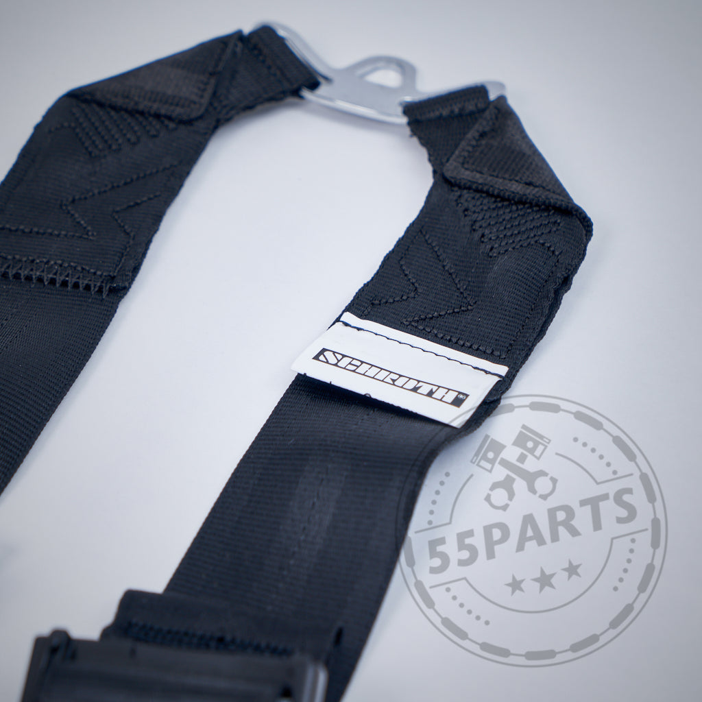 Die SCHROTH 6-Punkt Schrittgurt Erweiterung von Schroth wird mit einem weiß gestickten Etikett auf hellem Hintergrund mit dem 55Parts-Logo gezeigt – ideal für den Einsatz auf der Rennstrecke und kompatibel mit 4- oder 6-Punkt-Gurten und Schalensitzen.