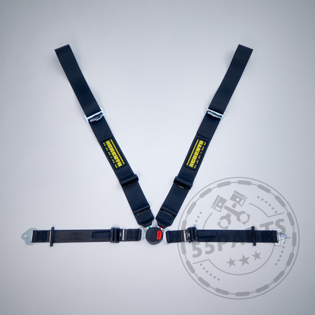 Der SCHROTH Profi II-FE 4-Punkt Gurt von Schroth ist ein schwarzer 4-Punkt-Renngurt mit gelben Etiketten, flach auf hellgrauem Hintergrund dargestellt. Perfekt für Recaro Pole Position Schalensitze oder 4- und 6-Punkt-Gurtsysteme.