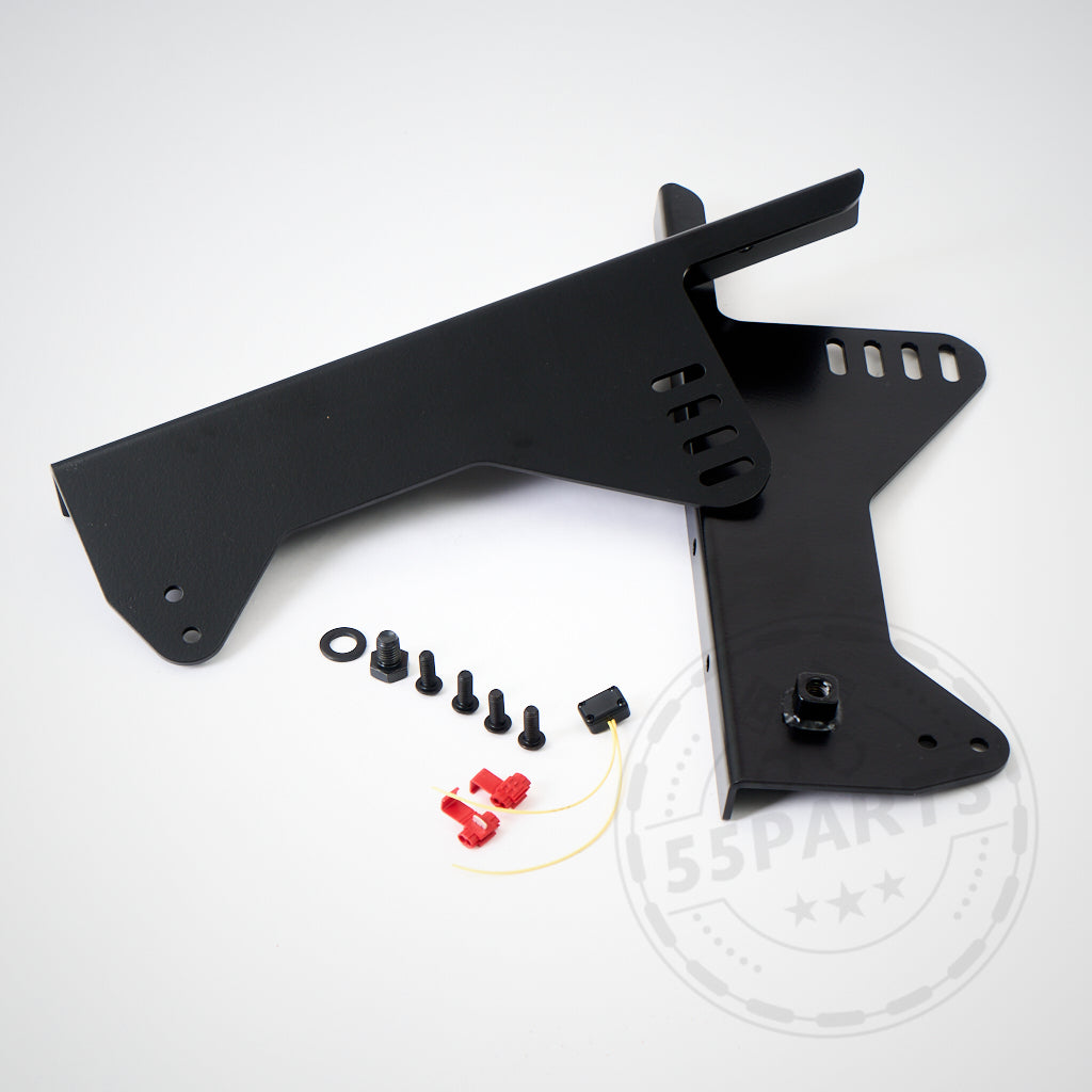 Der 55Parts Exclusive Stahl-Seitenadapter für Originalschienen mit Recaro Pole Position, konzipiert für Toyota Yaris GR, umfasst zwei schwarze Metallhalterungen mit Schrauben, Unterlegscheiben und roten elektrischen Anschlüssen auf weißem Hintergrund.