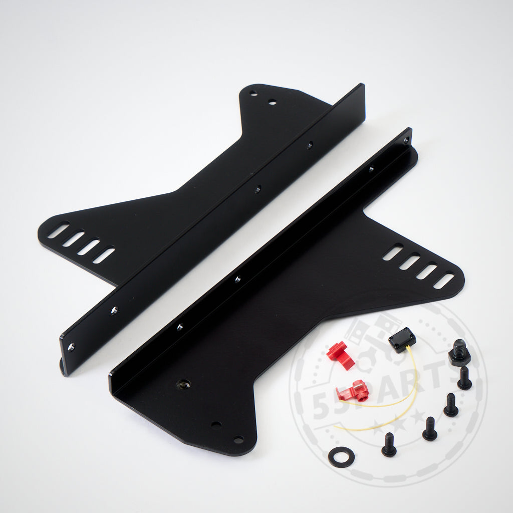 Schwarzer 55Partsr Seitenadapter aus Metall für originale Laufschienen mit Recaro Pole Position, passend für Toyota Yaris GR, inklusive Schrauben und Kunststoffteilen – perfekt zur Montage auf hellem Untergrund.