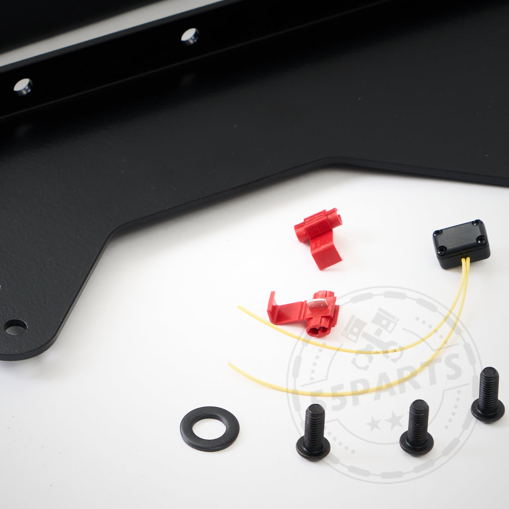 Schwarze Metallplatte, Schrauben, Unterlegscheiben, rote Anschlüsse und gelbe Kabel auf einer weißen Oberfläche – ideal für die Aufrüstung Ihres Toyota Yaris GR mit dem 55Parts Exclusive: Stahl-Seitenadapter für originale Laufschienen mit Recaro Pole Position.