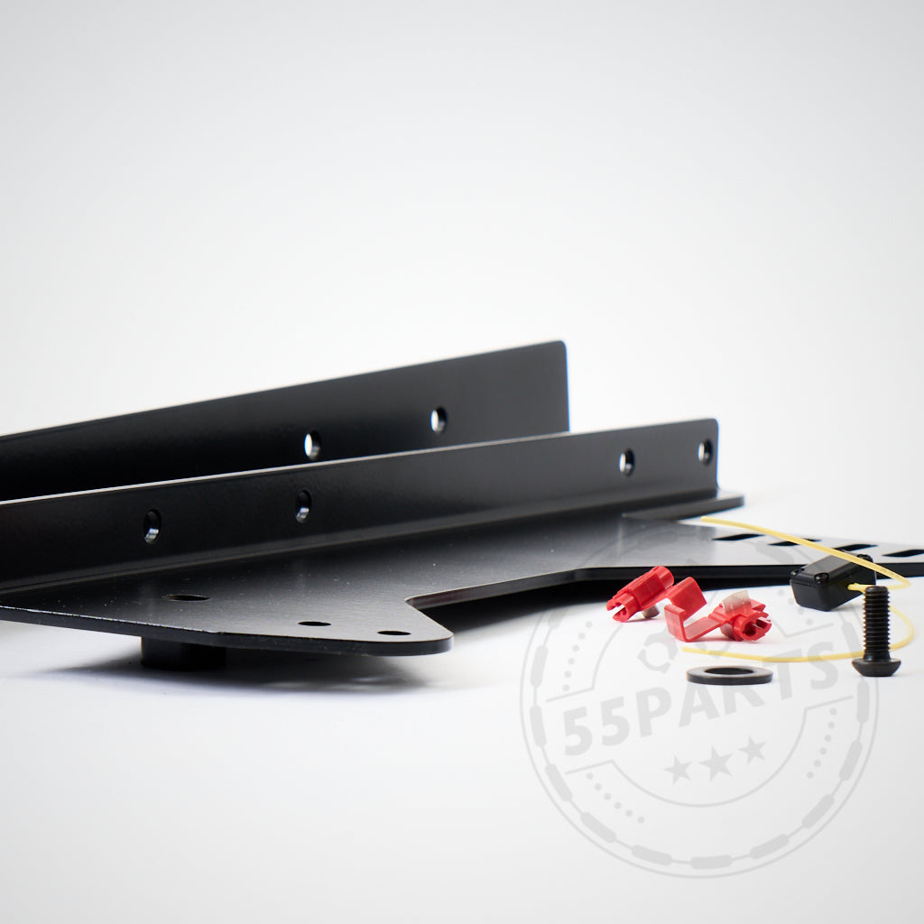 55Parts Exklusiver Stahl-Seitenadapter für Originalschienen mit Recaro Pole Position, kompatibel mit Toyota Yaris GR – enthält schwarze Metallhalterungen, Schrauben, Unterlegscheiben und rote Verbindungsstücke zur Verbesserung Ihres Fahrgefühls.