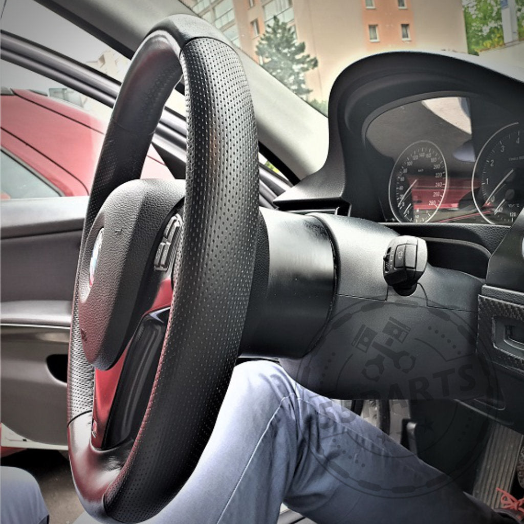 Person sitzt in einem BMW E9X M3 mit den Händen auf dem Lenkrad und präsentiert den Rad-/Lenkrad-Abstandshalter von DDM Racing Srls für den BMW E9X M3 und alle Modelle E9X 3er und E8X 1er; Armaturenbrett ist sichtbar.