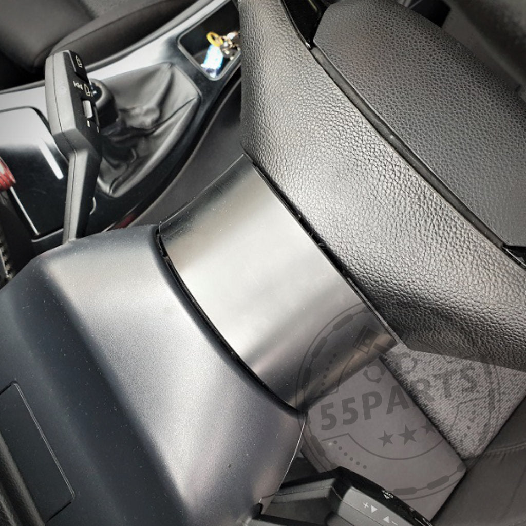 Nahaufnahme eines Lenkrad-Abstandshalters von DDM Racing Srls für die Modelle BMW E9X M3, E9X 3er und E8X 1er, der am Lenkrad installiert ist, im Hintergrund sind Gangschaltung und Schlüssel zu sehen.