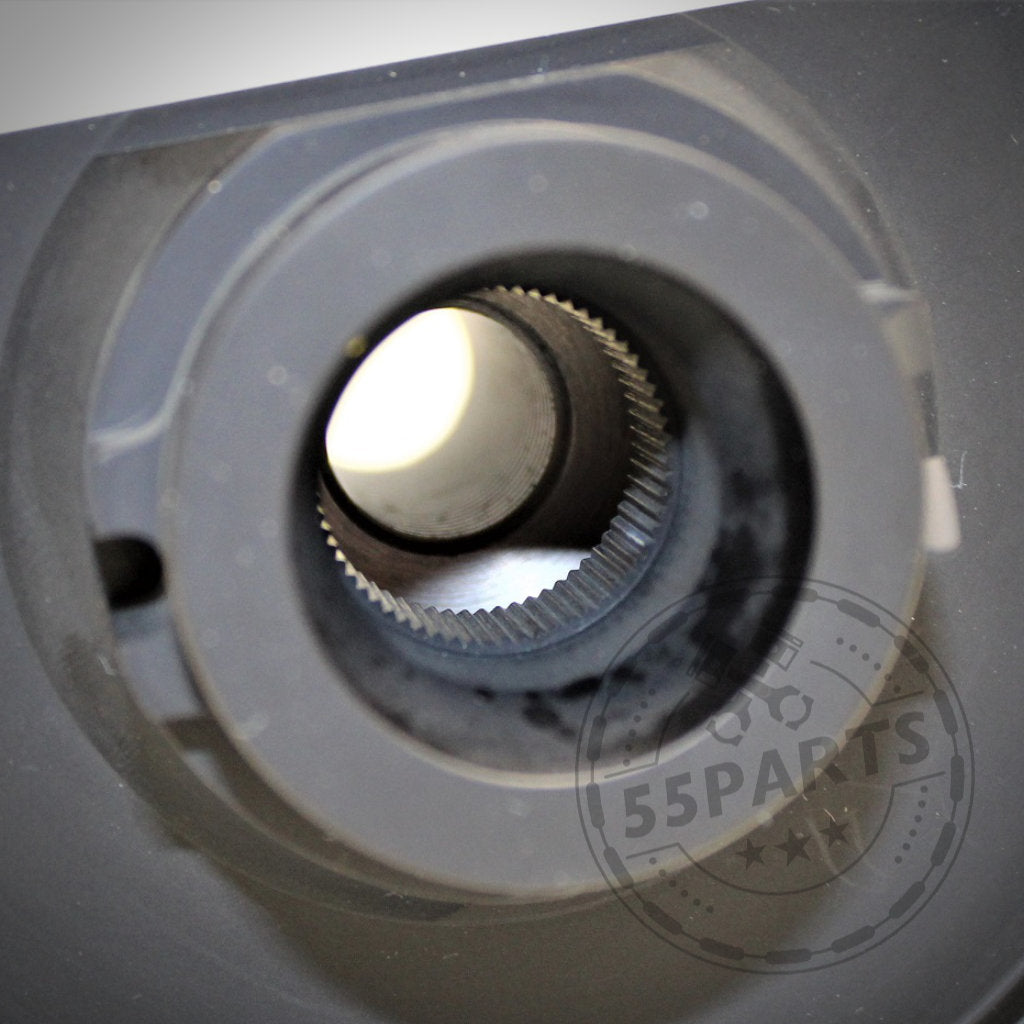 Nahaufnahme eines mechanischen Teils mit einer zentralen kreisförmigen Öffnung, mit dem DDM Racing Srls Wheel Spacer / Lenkrad Spacer für Toyota GR Yaris inklusive Facelift und einem 55Parts-Wasserzeichen unten rechts.