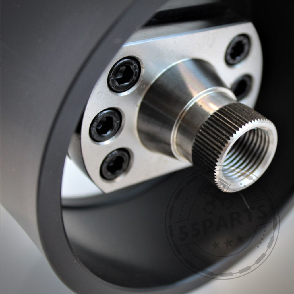 Nahaufnahme eines metallischen, industriellen Maschinenteils mit Schrauben und einem zylindrischen Gewindeabschnitt, das dem Wheel Spacer / Lenkrad Spacer von DDM Racing Srls für den Toyota GR Yaris inklusive Facelift ähnelt.