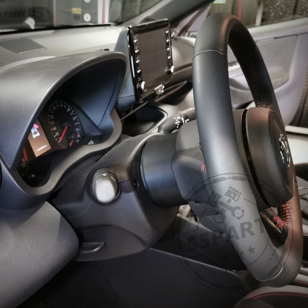 Nahaufnahme des Innenraums eines Toyota GR Yaris mit Armaturenbrett und Infotainment-Bildschirm, wobei die Lenkradposition mithilfe des Wheel Spacer / Lenkrad Spacer von DDM Racing Srls hervorgehoben wird, passend für Toyota GR Yaris inklusive Facelift!.