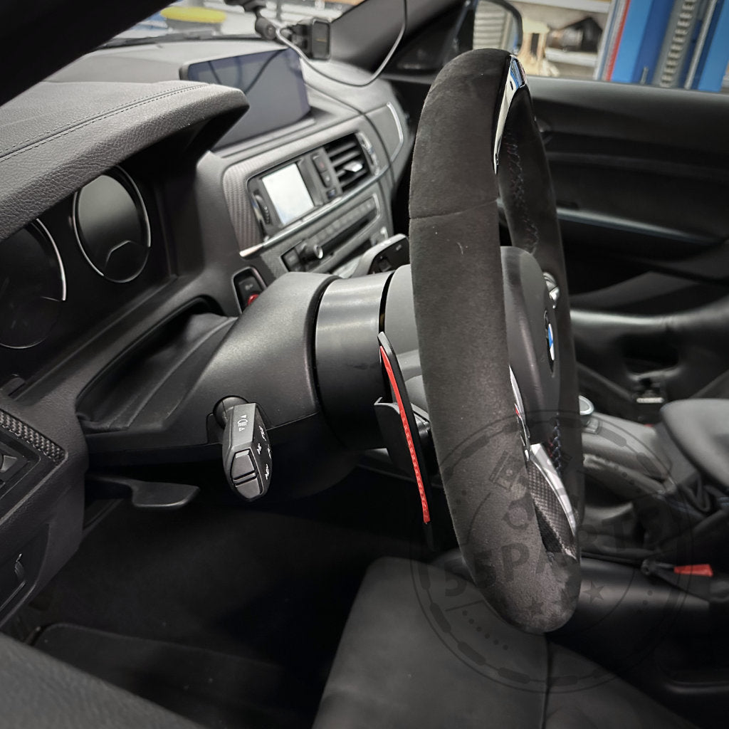 Nahaufnahme des Innenraums eines BMW F8X mit dem Wheel Spacer / Lenkrad Spacer von DDM Racing Srls, passend für alle BMW F8X M2, M3, M4 und andere Modelle der F-Serie 1, 2, 3 und 4.
