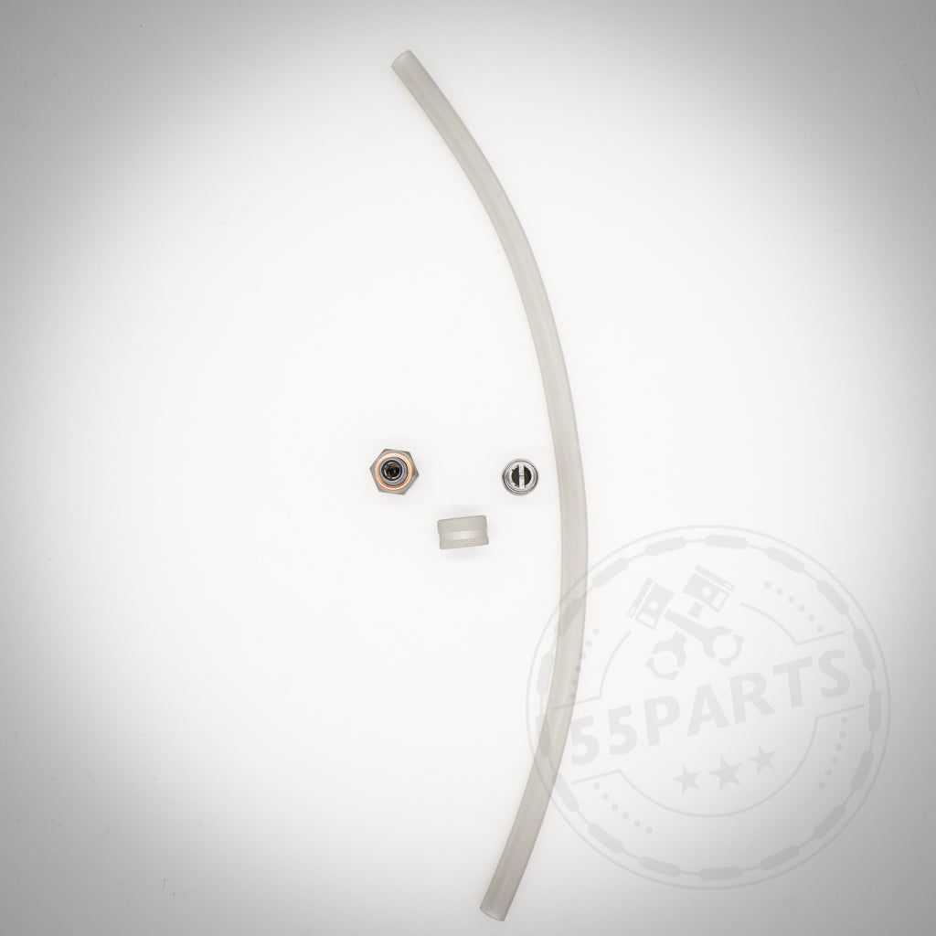 Durchsichtiges Kunststoffrohr mit drei kleinen Hardwareteilen, ideal für den Ölwechsel bei fast allen BMW-Modellen mit dem 55Parts Stahlbus-Ölablassventil, abgebildet auf weißem Hintergrund.