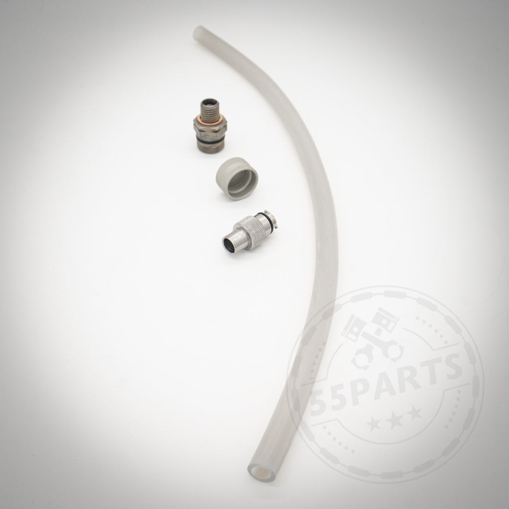 Gebogenes transparentes Rohr mit vier metallischen Anschlüssen und einer grauen Kappe, konzipiert für die Verwendung mit dem 55Parts Stahlbus Ölablassventil passend für (fast) alle BMW Modelle beim Ölwechsel, abgebildet auf weißem Hintergrund.
