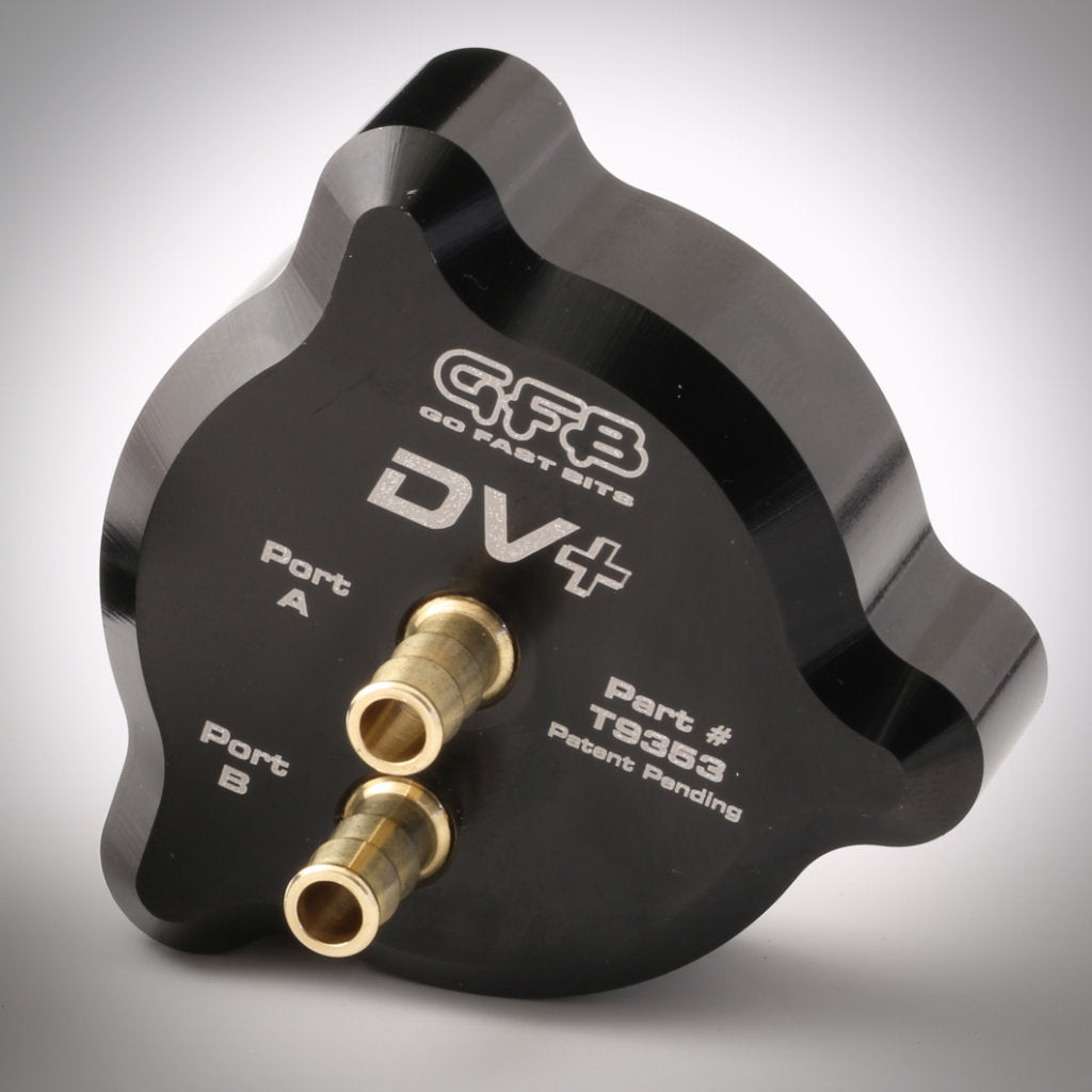 Das GFB DV+ - Verstärktes Schubumluftventil für Mini R5x Cooper S und JCW N18, ein schwarzes Metallventil mit zwei Messinganschlüssen (Port A und Port B), ist auf weißem Hintergrund abgebildet.