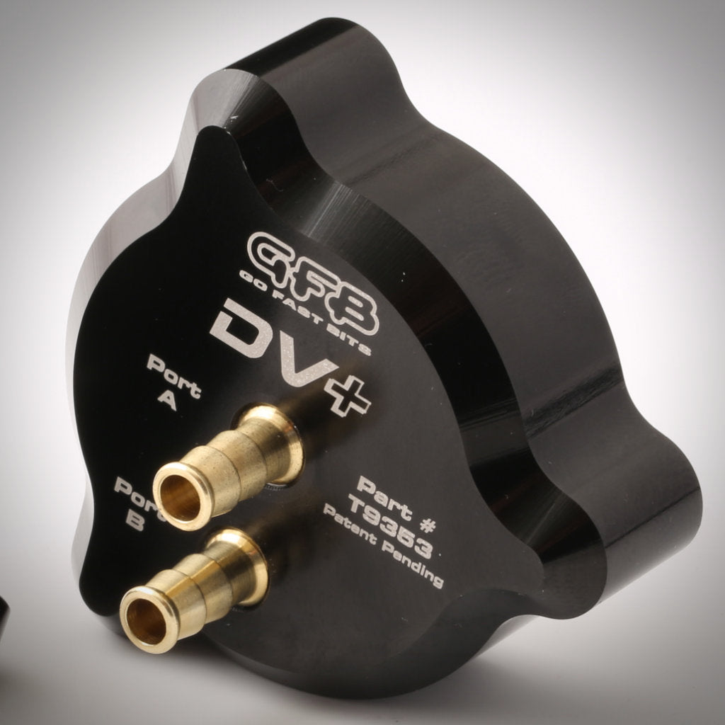 Nahaufnahme eines schwarzen GFB DV+ Schubumluftventils für Mini R5x Cooper S/JCW N18, mit Messinganschlüssen mit der Bezeichnung A und B, weißem Text und für eine optimale Ladedruckkontrolle.