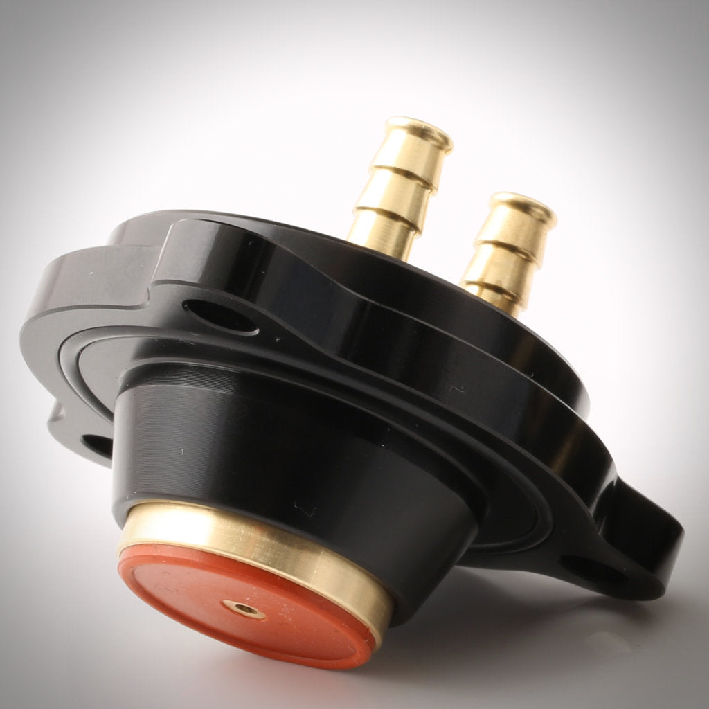 Das GFB DV+ ist ein verstärktes schwarz-goldenes Schubumluftventil mit zwei Messinganschlüssen und einer orangefarbenen Kappe, das für den Ladedruckeinsatz bei den Modellen Mini R5x Cooper S und JCW N18 konzipiert ist.