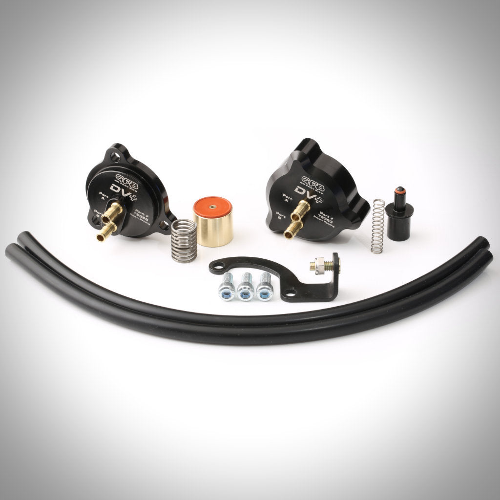 GFB DV+ – Verstärktes Schubumluftventil für Mini R5x Cooper S und JCW N18 sowie weitere Kfz-Teile wie Ventile, Schläuche und Fittings ordentlich auf weißem Untergrund arrangiert.